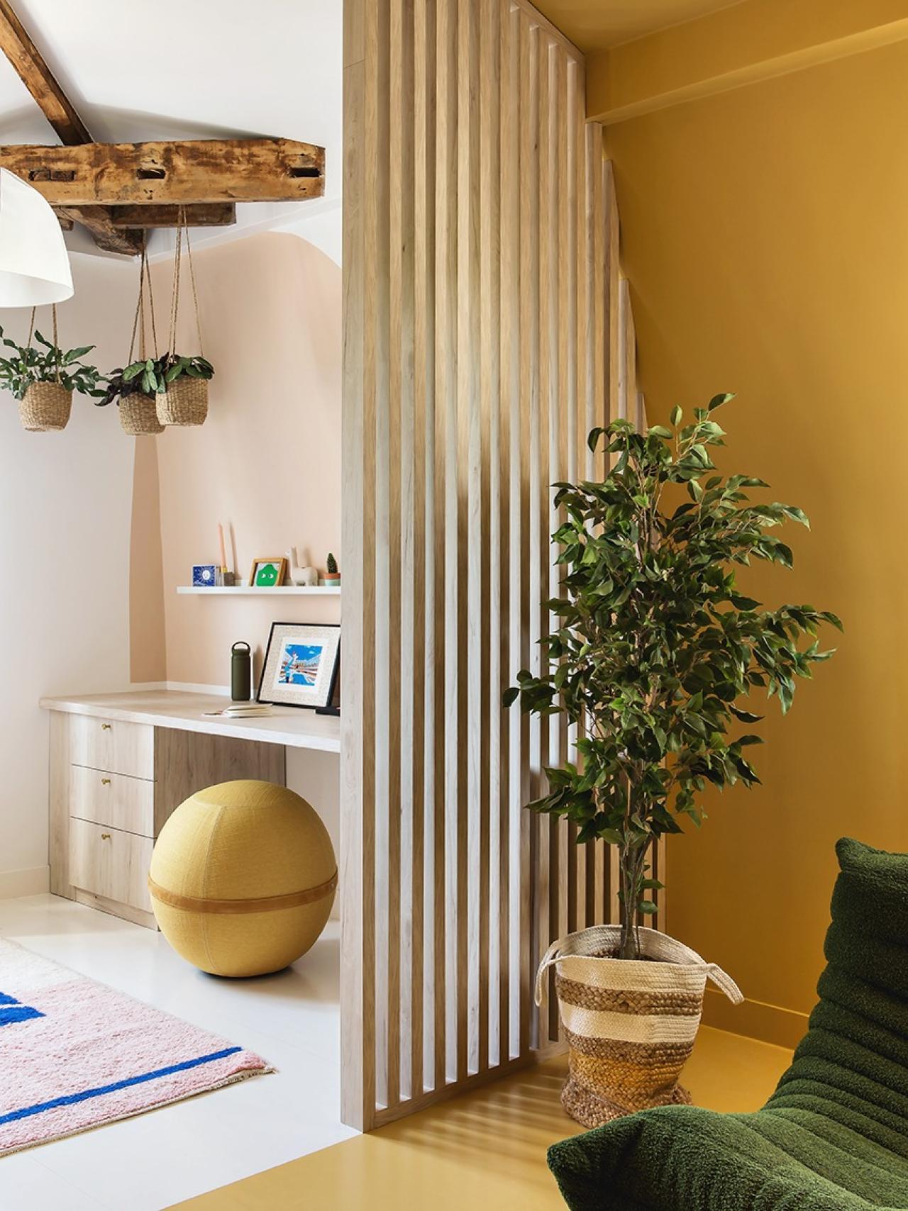 Das Büro von Lucie Socrate - ⓒ Hervé Goluza für Plum Living