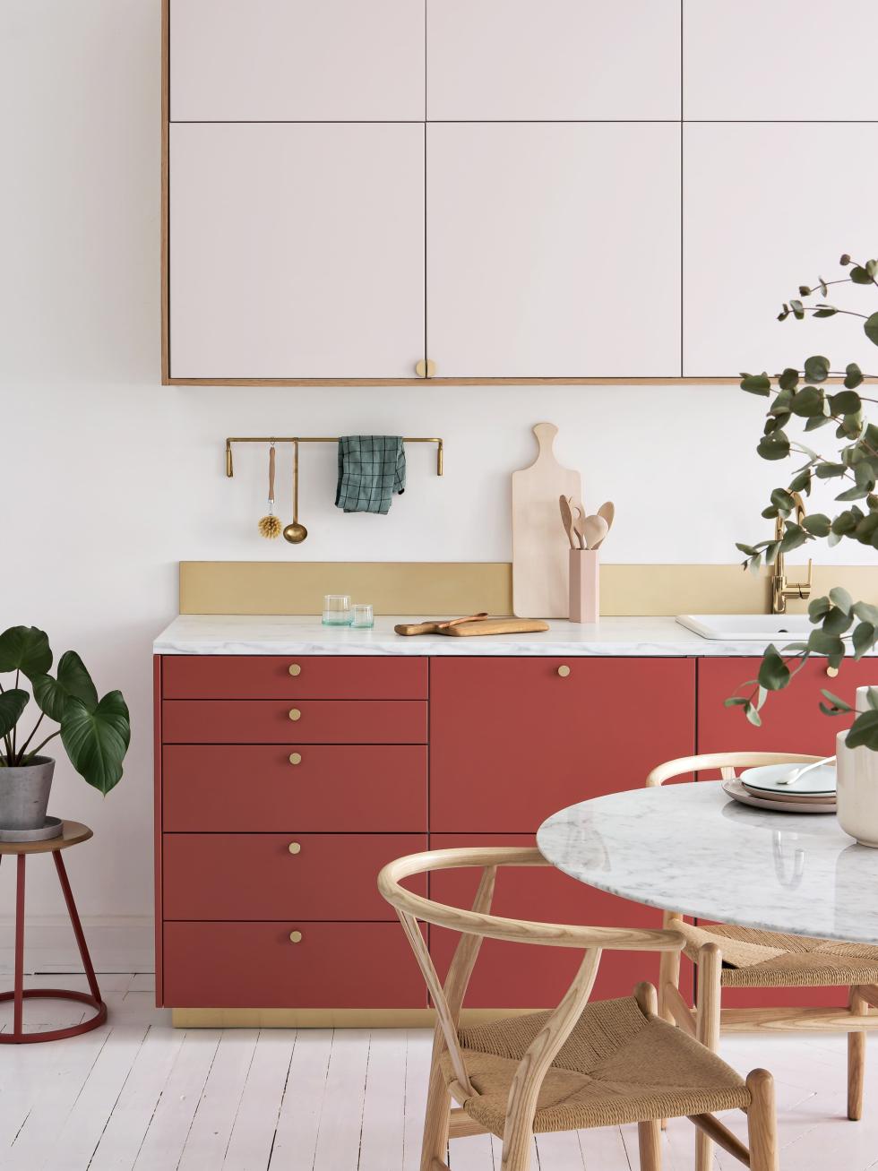 Kitchen in Red 01 - Terra, brass splashback