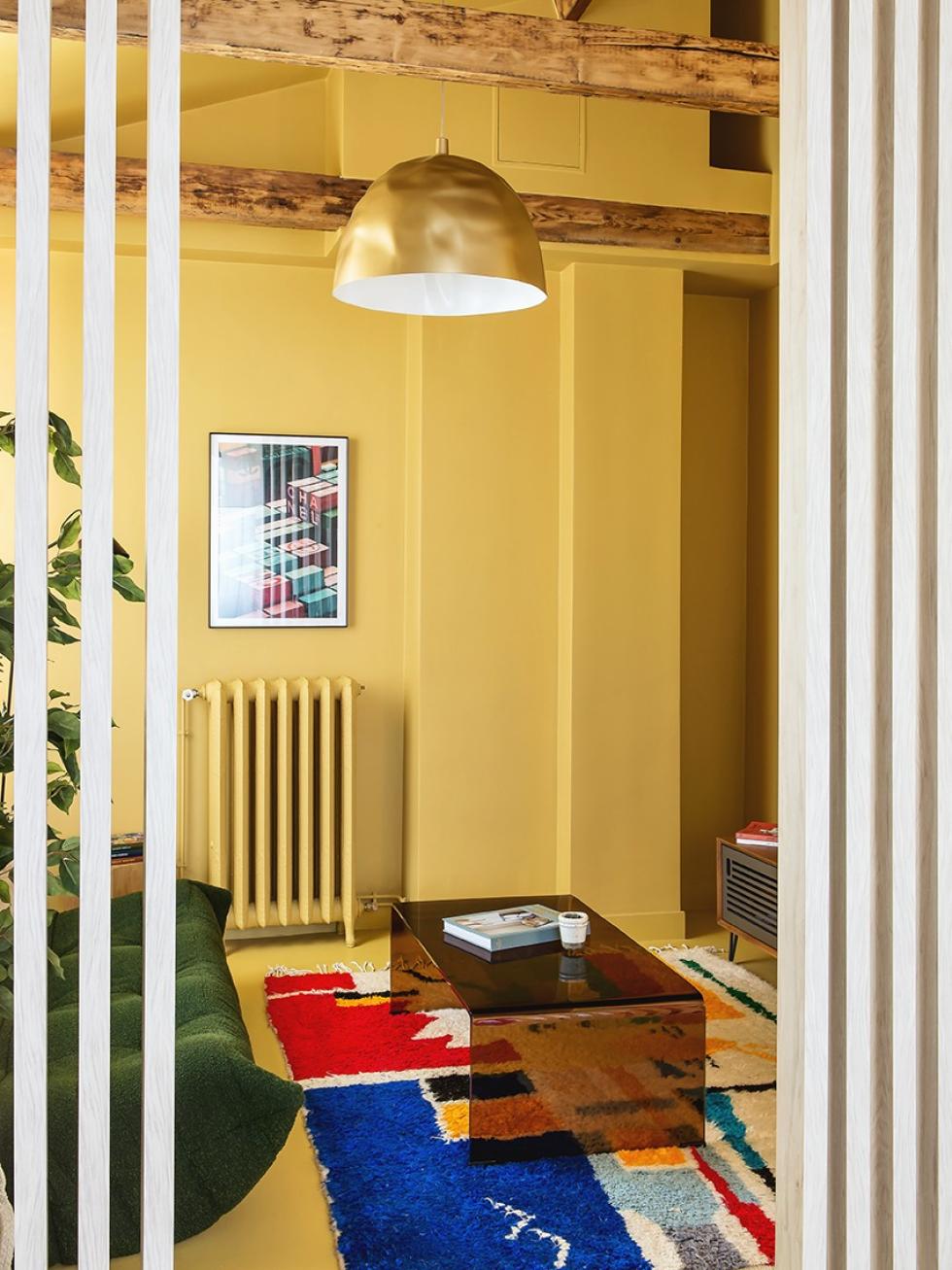 Das Fernsehzimmer von Lucie Socrate - ⓒ Hervé Goluza für Plum Living