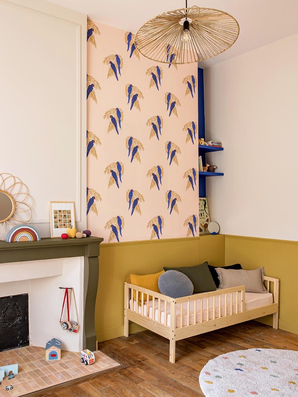 Kinderzimmer mit Wandfarbe in Ocre und Olive und einer Tapete