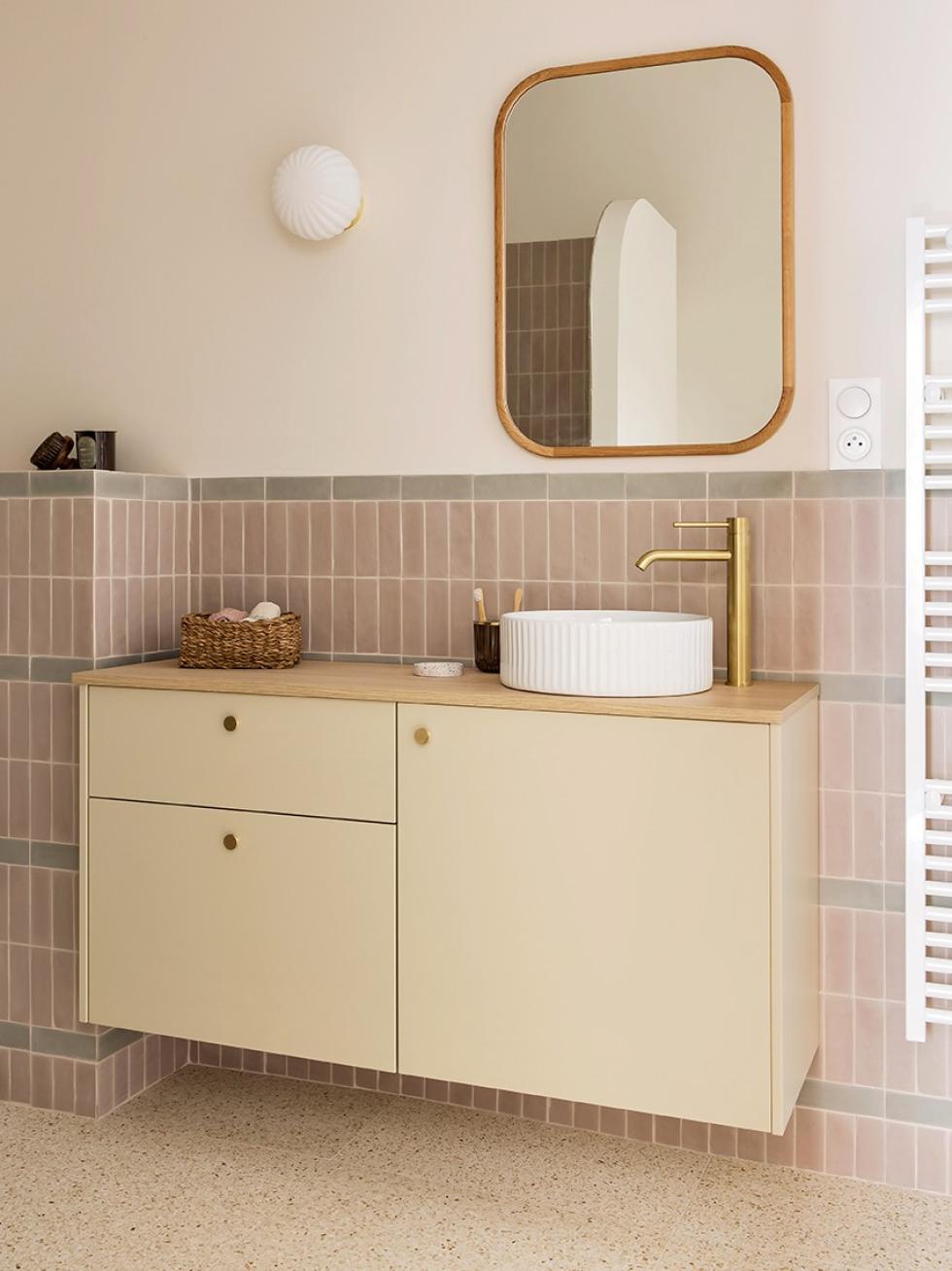 Badezimmer Sable mit Accessoires aus Messing und rosa Fliesen