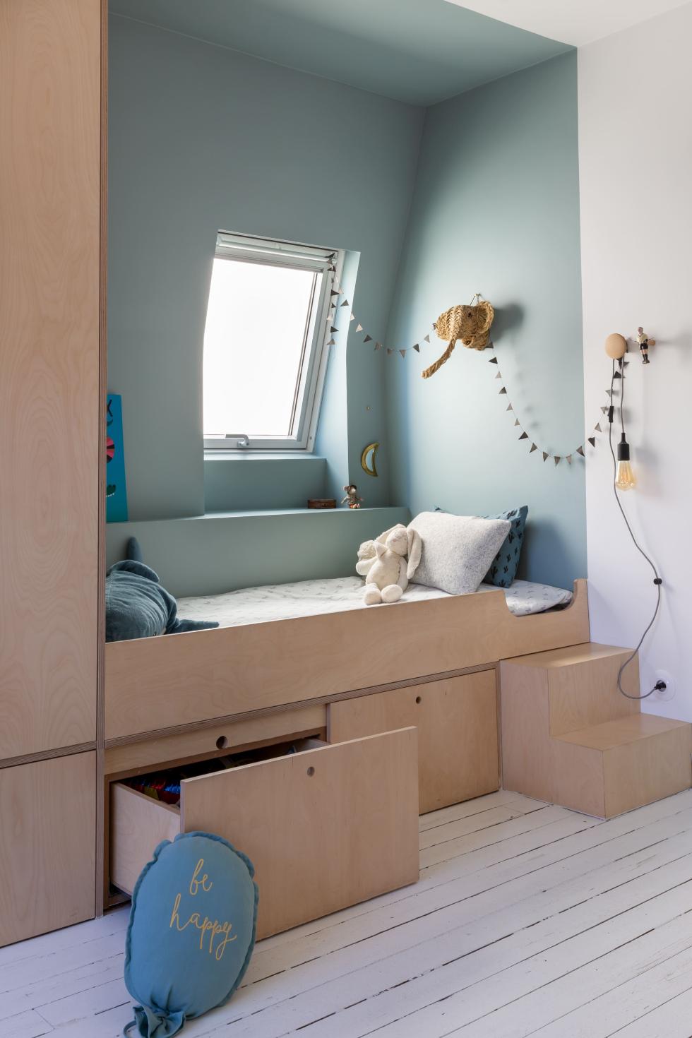 Podium bed wood x blue paint