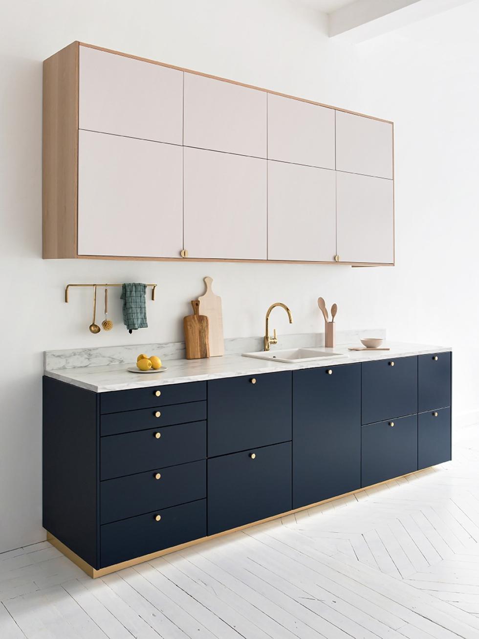 Projekt realisiert mit unseren glatten Fronten in Mattlack “Bleu nuit” und “Beige rosé” - ⓒ Hervé Goluza