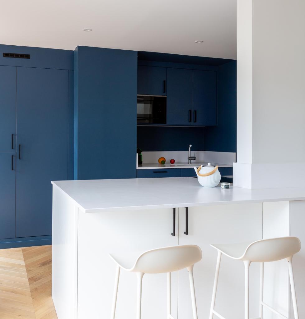 Entwurf realisiert von Camille Hermand mit unseren glattem Fronten in Mattlack “Bleu gris” - ⓒ Agathe Tissuer