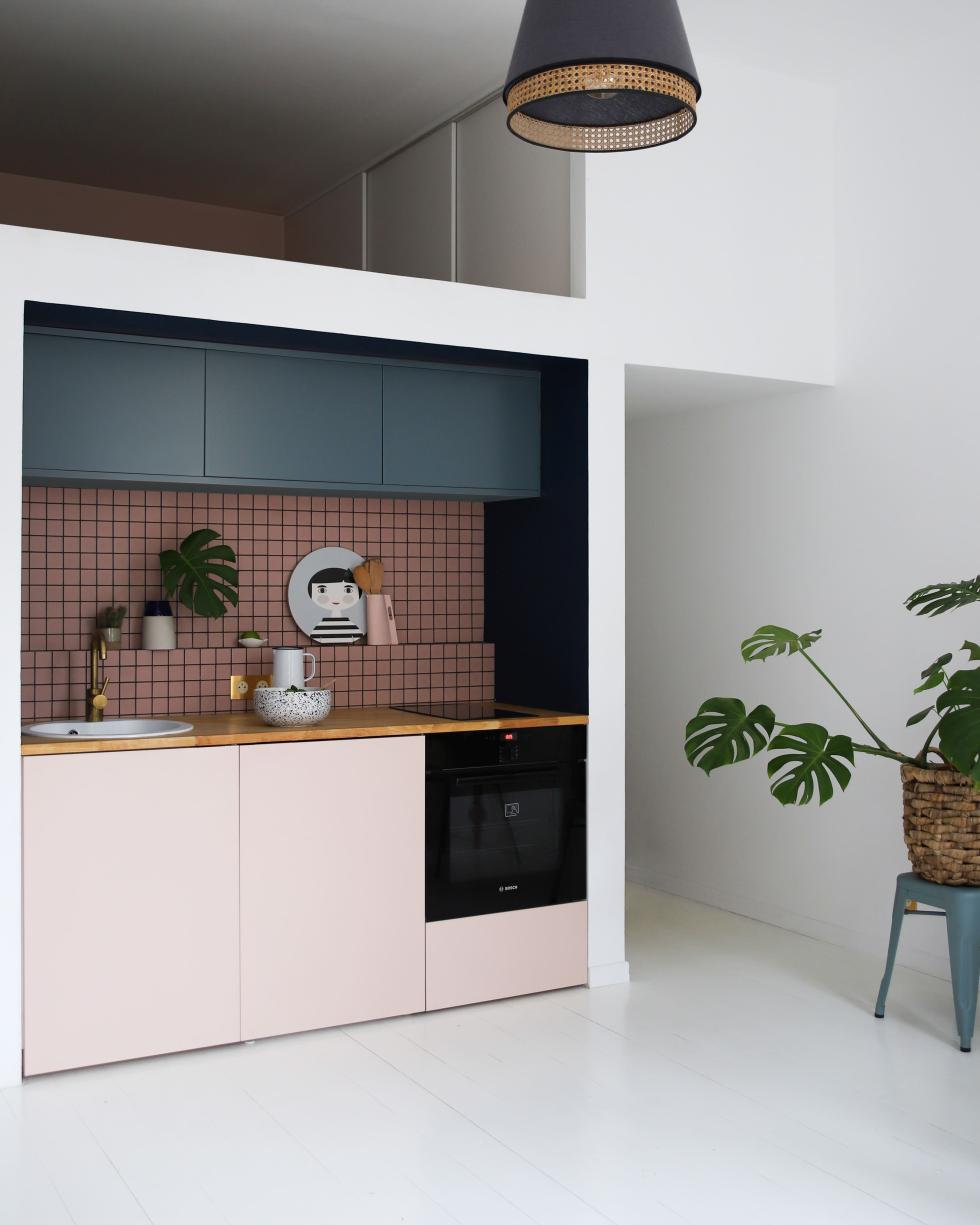 Kitchen in Blue 05 - Bleu paon & Beige 01 - Beige rosé
