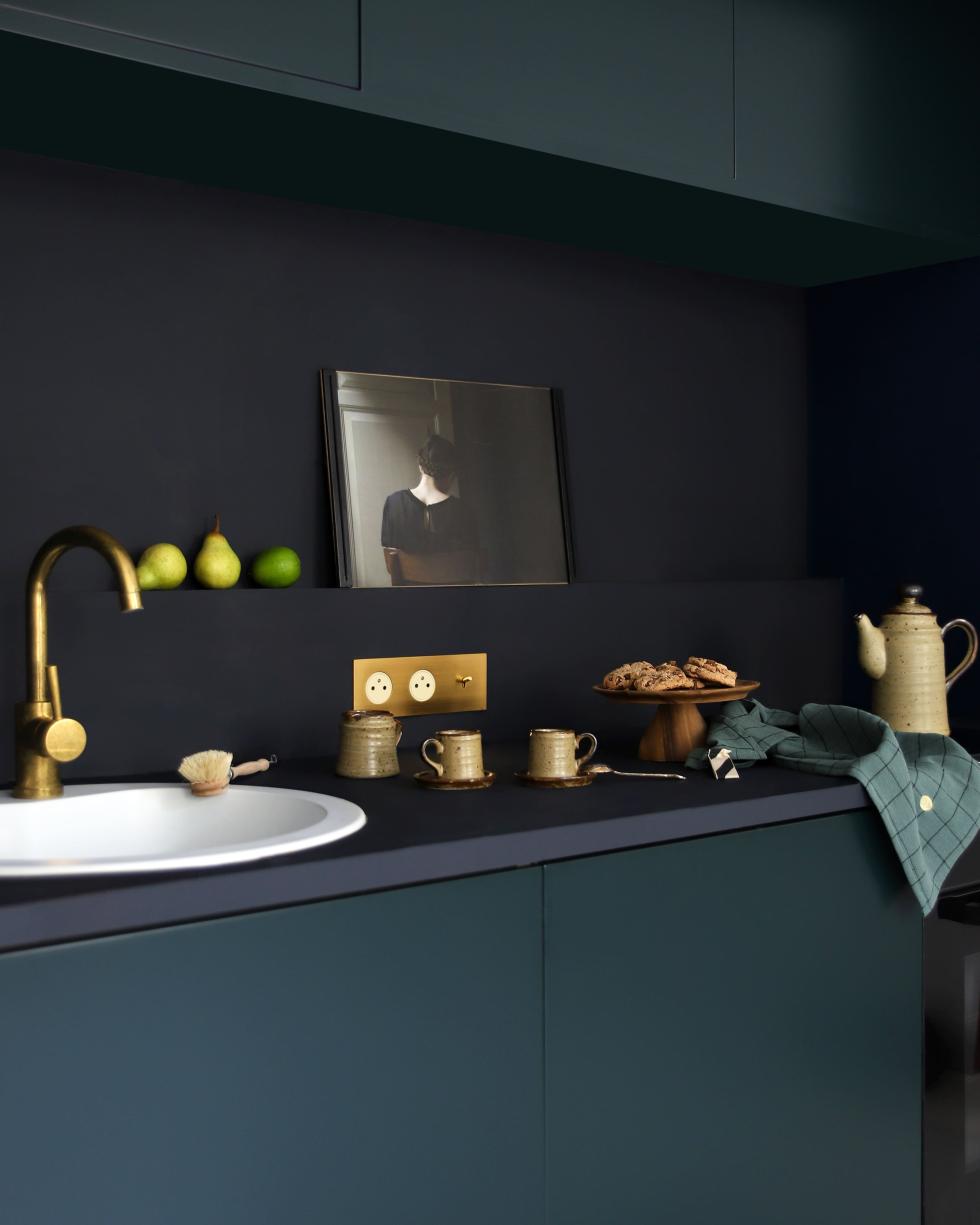 Kitchen in Green 02 - Sombre forest, round sink