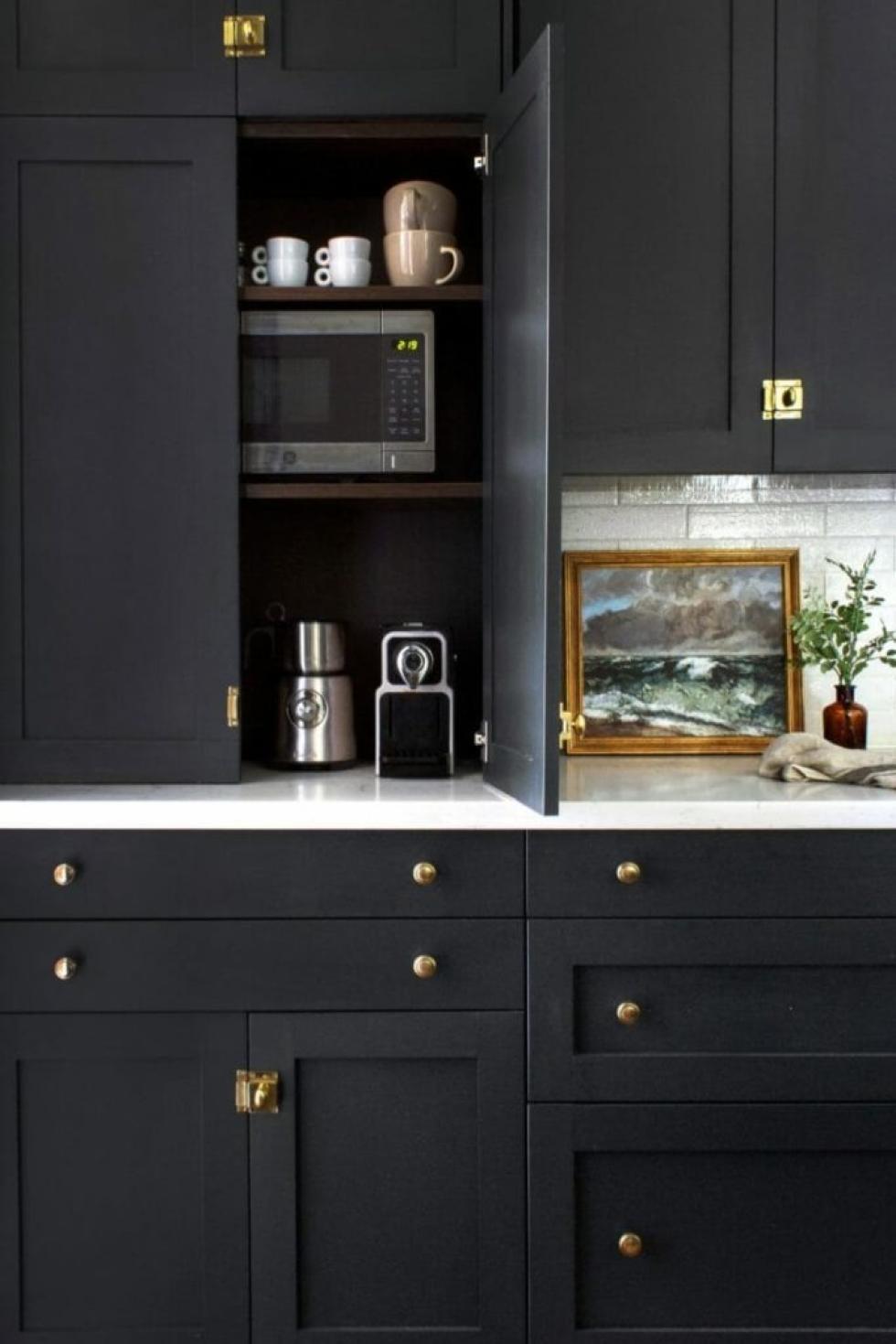 Cuisine sombre de style shaker avec petit éléctroménager
