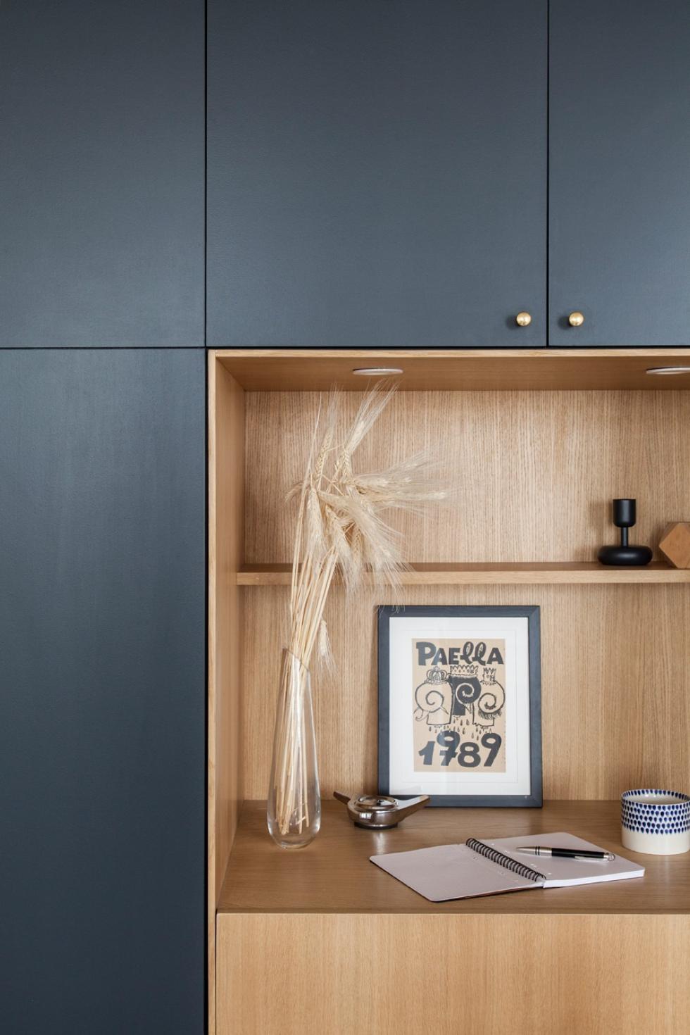 Two-tone kitchen in black oak