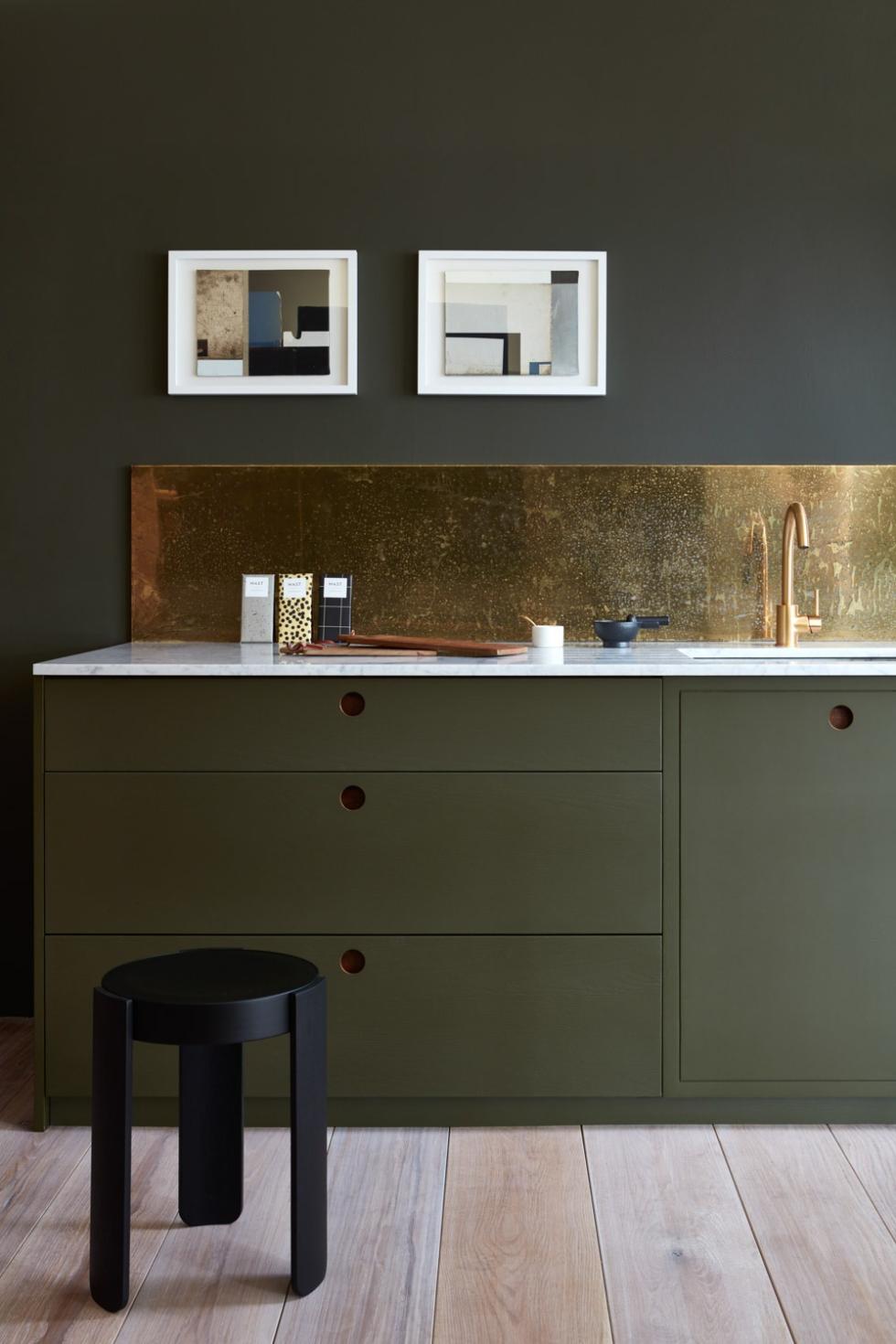 Green kitchen brass splashback