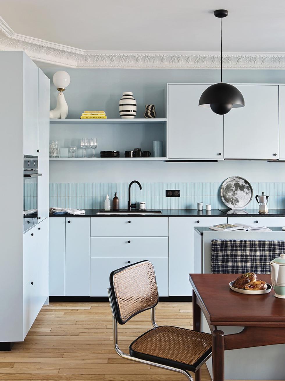 Projekt mit unseren glatten Mattlackfronten “Ciel voilé” - ⓒ Hervé Goluza für Plum Living