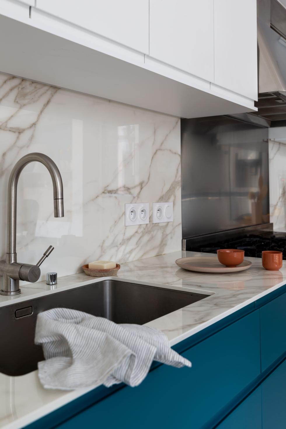 Kitchen in Blue 01 - Lagon, stainless steel sink