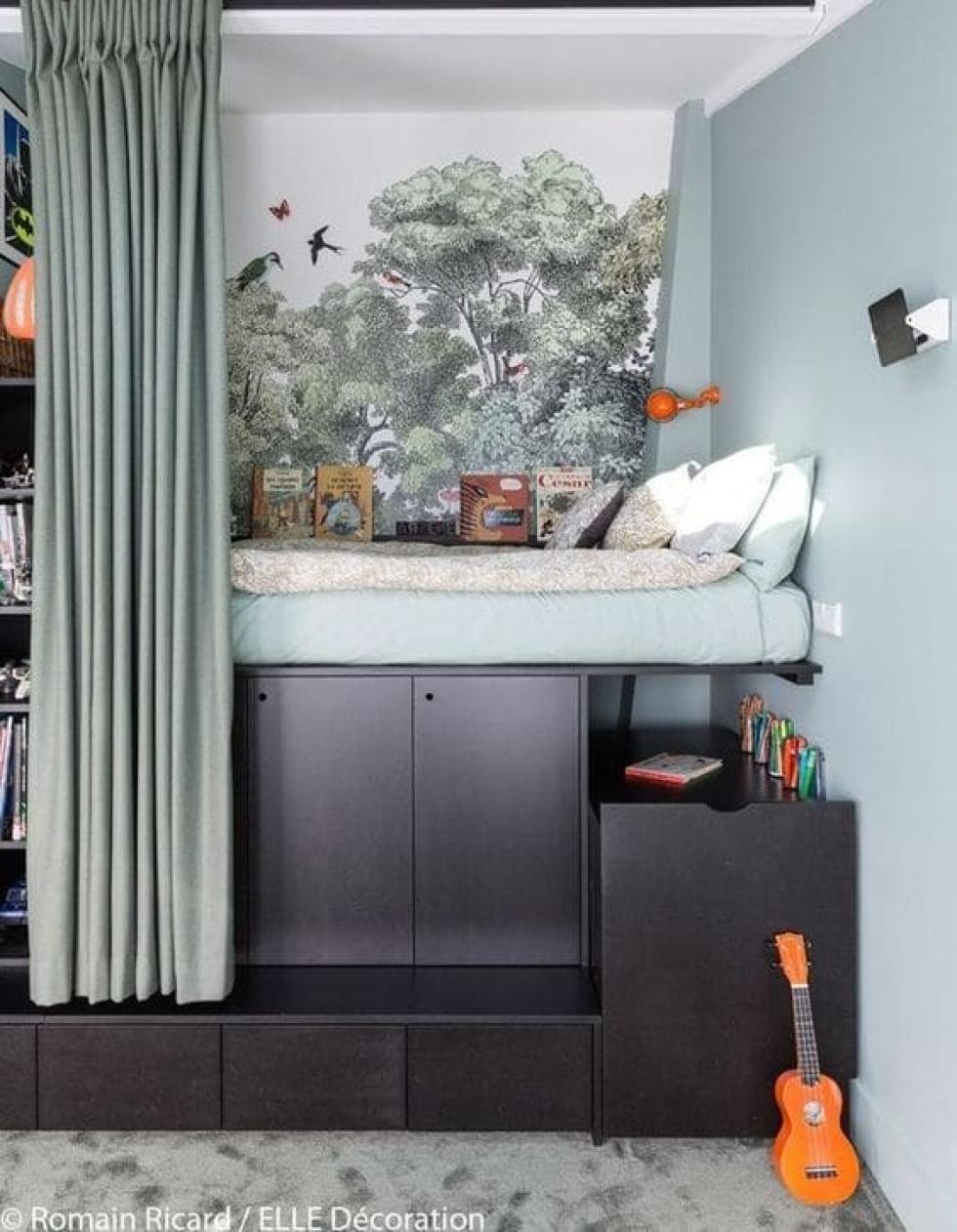 Lit podium noir papier peint foret