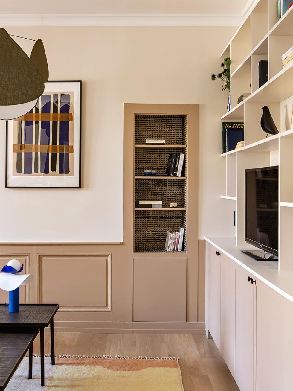 Eine Bücherregal-Nische aus Moka im Wohnzimmer