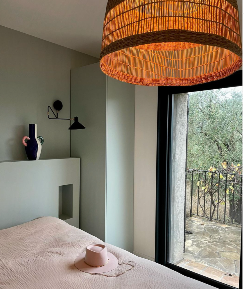 Inspirational project of a bed room with integrated bedside table