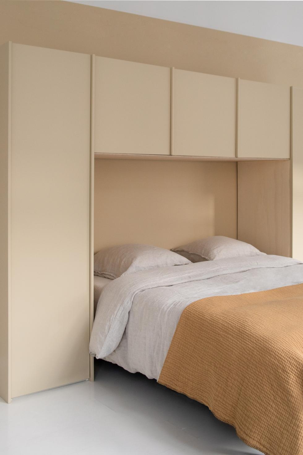 Bett-Kopfende mit Kleiderschrank