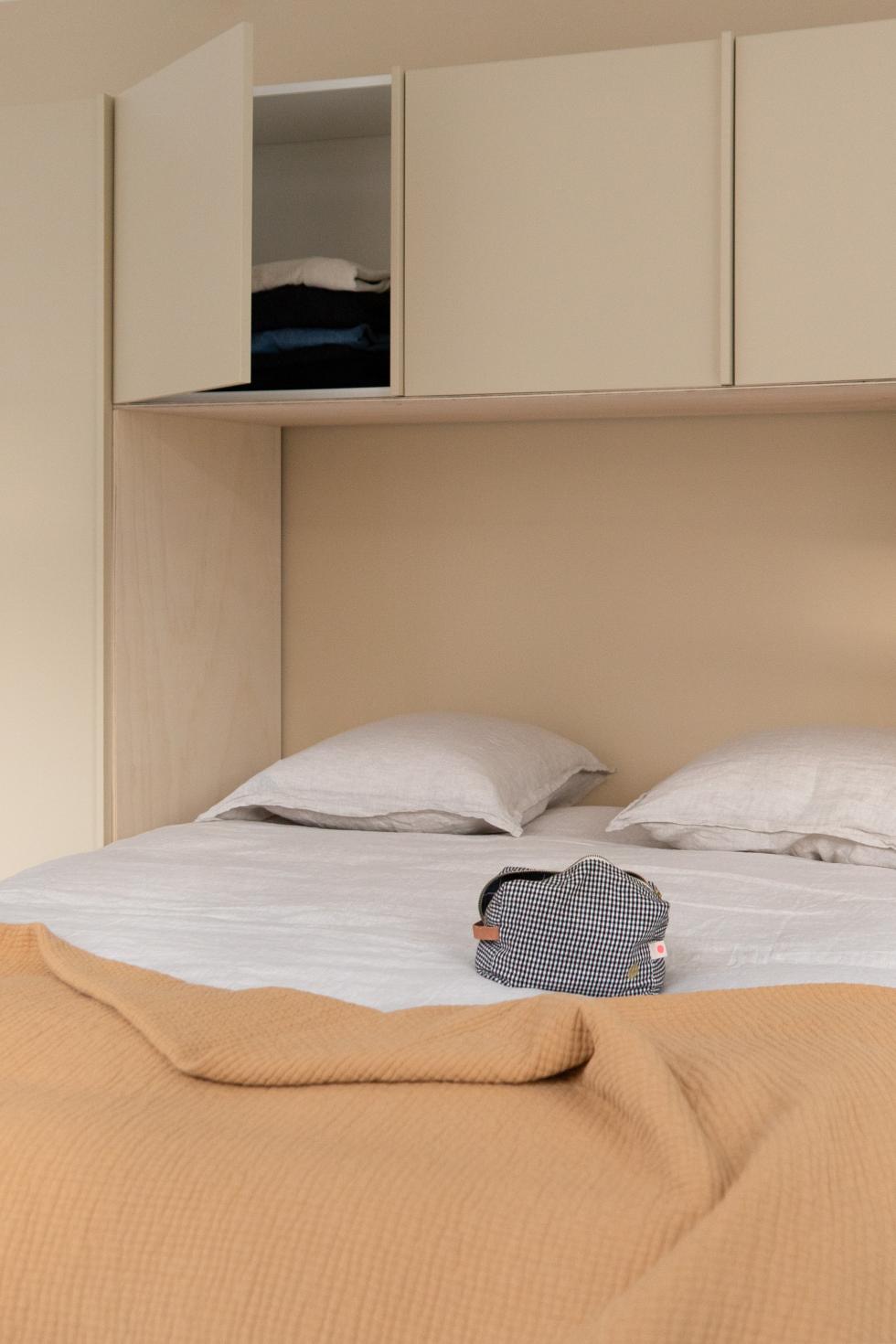 Bett-Kopfende mit Kleiderschrank