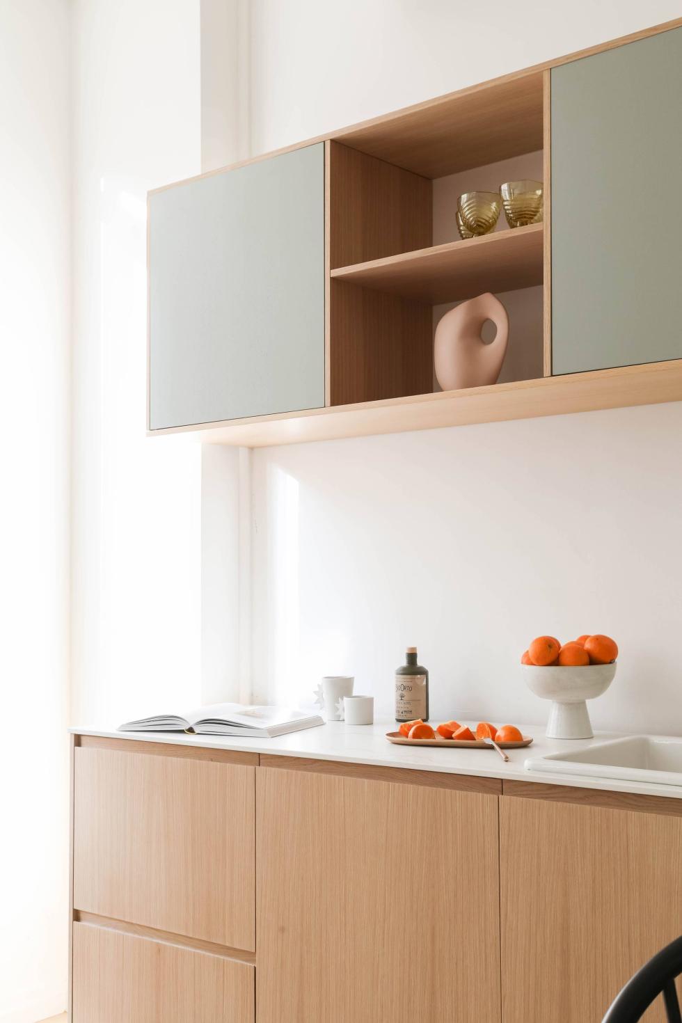 Kitchen with fronts in Stone and Natural Oak.