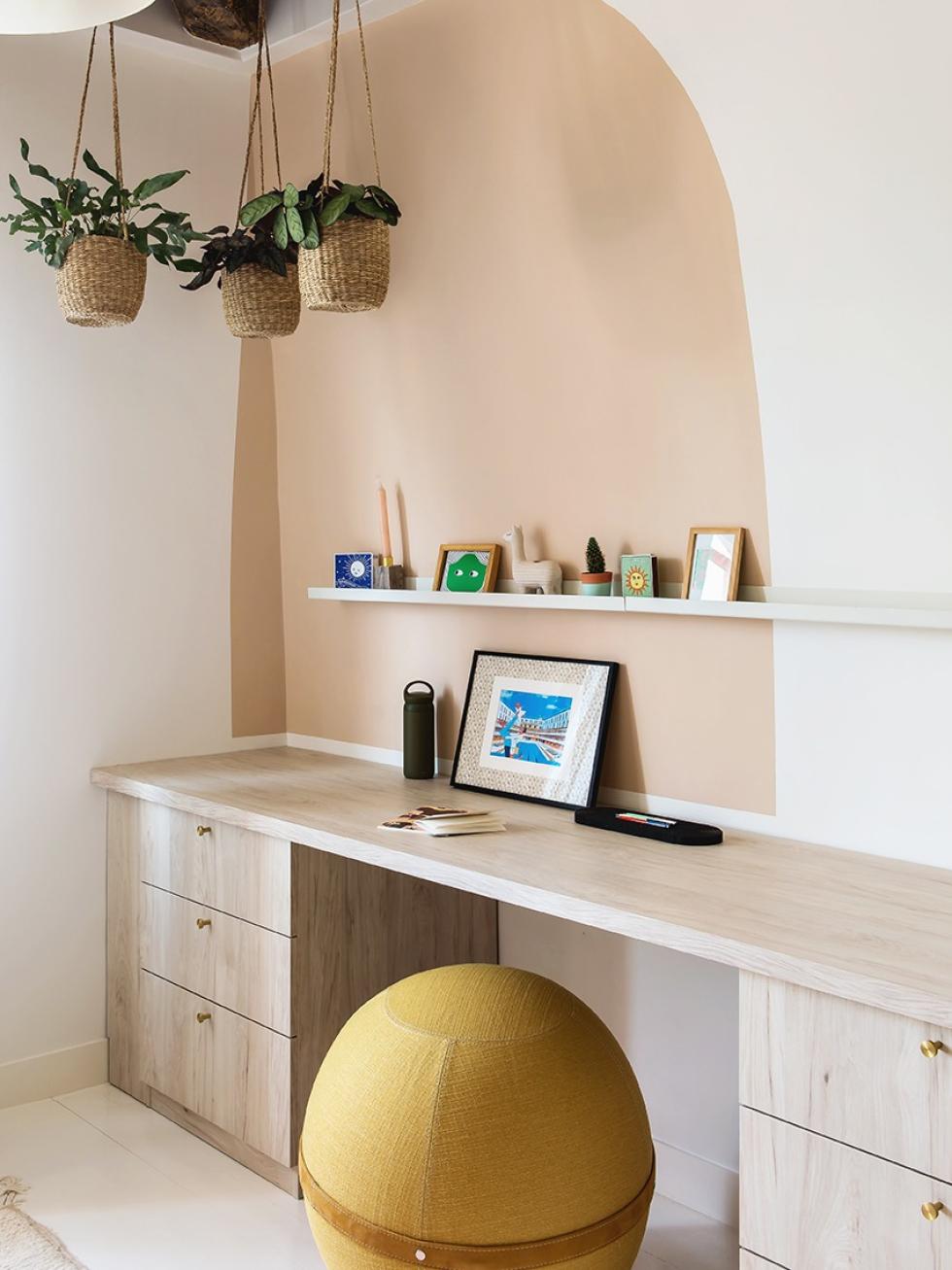 Das Büro von Lucie Socrate - ⓒ Hervé Goluza für Plum Living