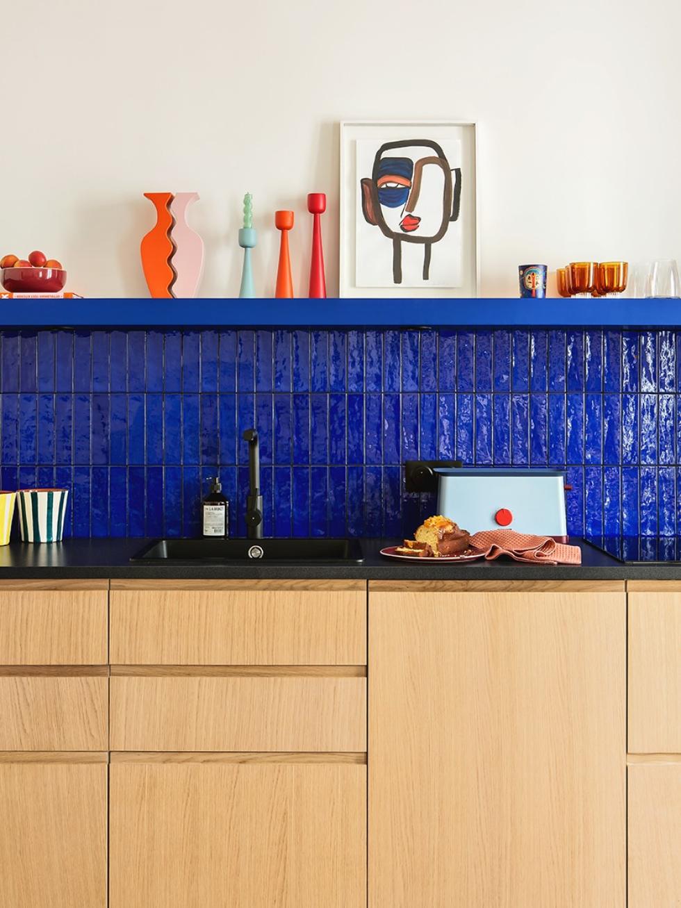 Küche in Natureiche mit Fliesenrückwand in Electric Blue