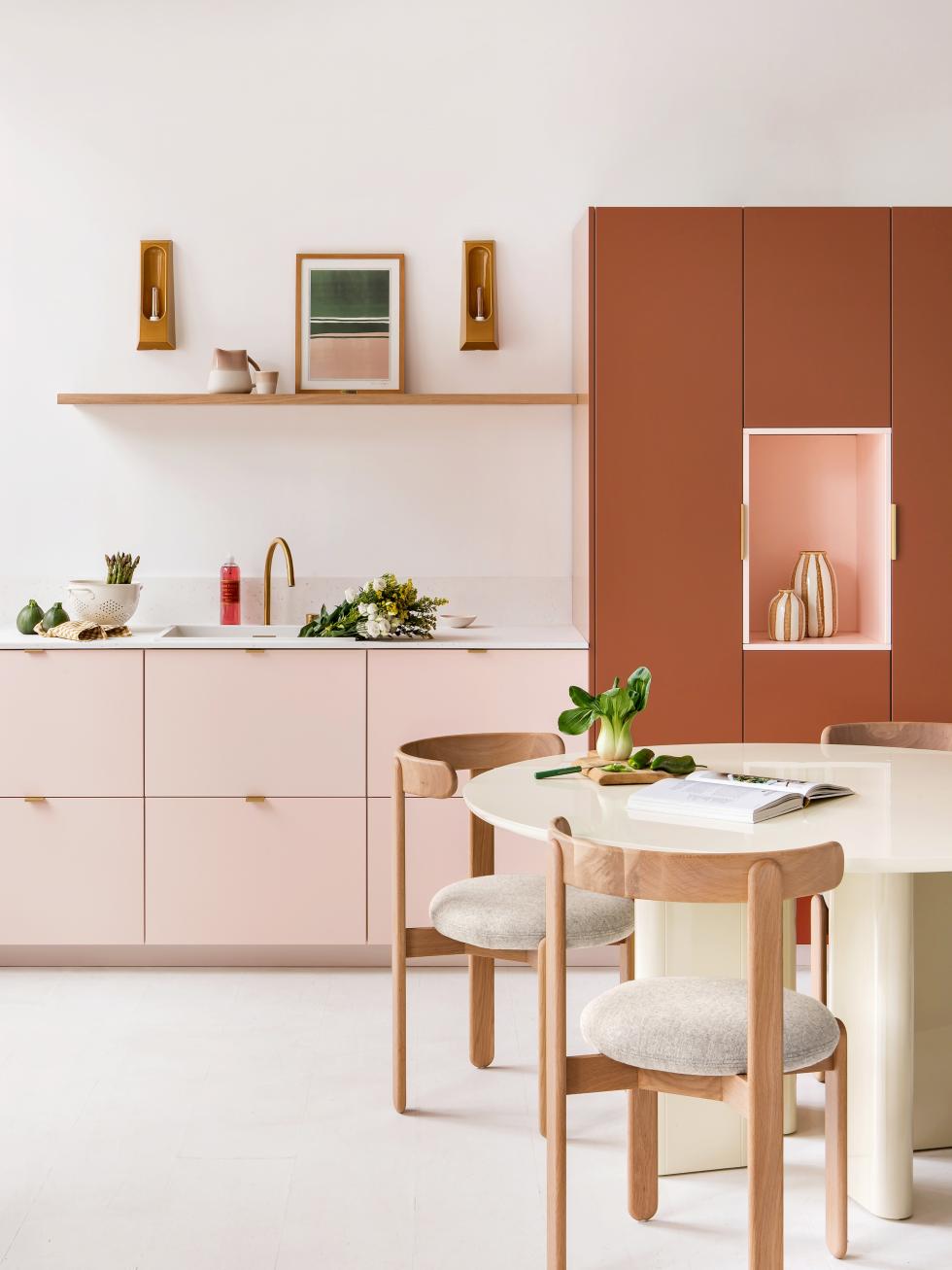 Küchen in Braun Fauve und Rose Calcaire, mit Stauraum-Nische und schwebendem Regal