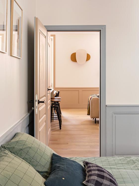 Hauptschlafzimmer mit gletscherblauen Wand-Verzierungen. 