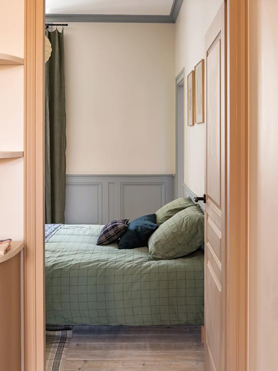 Hauptschlafzimmer mit gletscherblauen Wand-Verzierungen. 