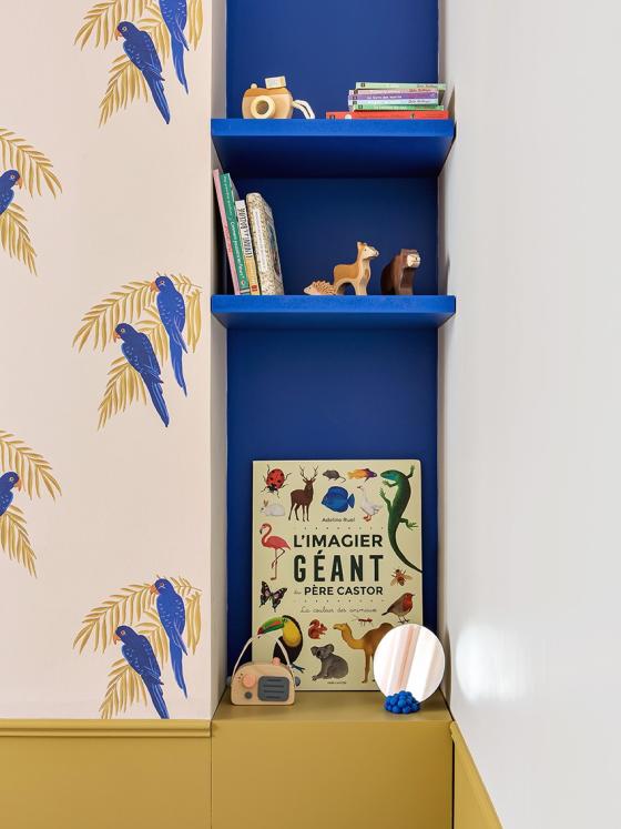 Kinderzimmer mit Aufbewahrungsnische in Electric Blue und Ocre.