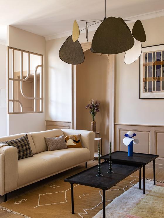 Wohnzimmer in Moka mit maßgeschneiderter Trennwand und cremefarbenem Sofa