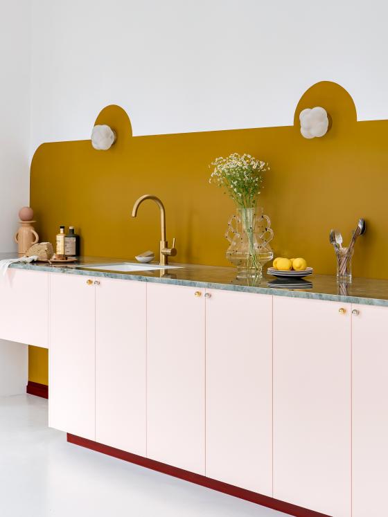 Cuisine Rose calcaire et Ocre imaginée par Margaux Keller.