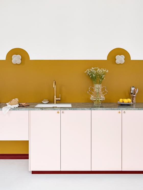 Cuisine Rose calcaire, Ocre et Tuile imaginée par Margaux Keller