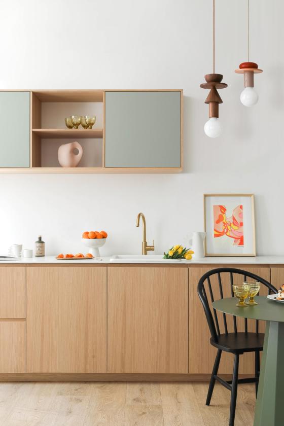 Kitchen with fronts in Stone and Natural Oak.