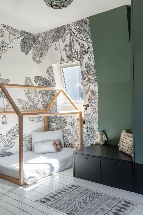 Black and green kid's bedroom