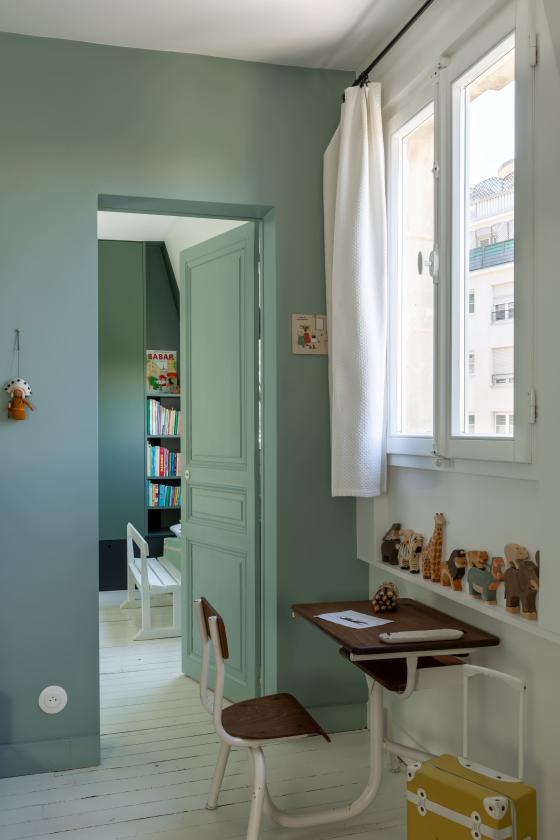 Kid's bedroom desk