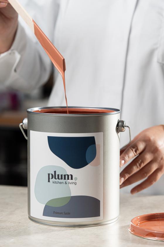 Herstellung der Plum-Wandfarbe bei Ressource