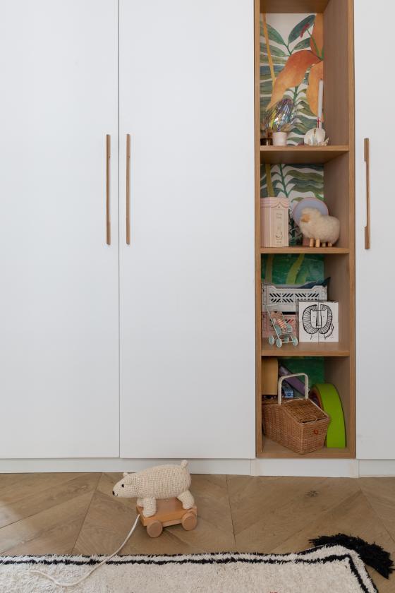 Weißer Kleiderschrank