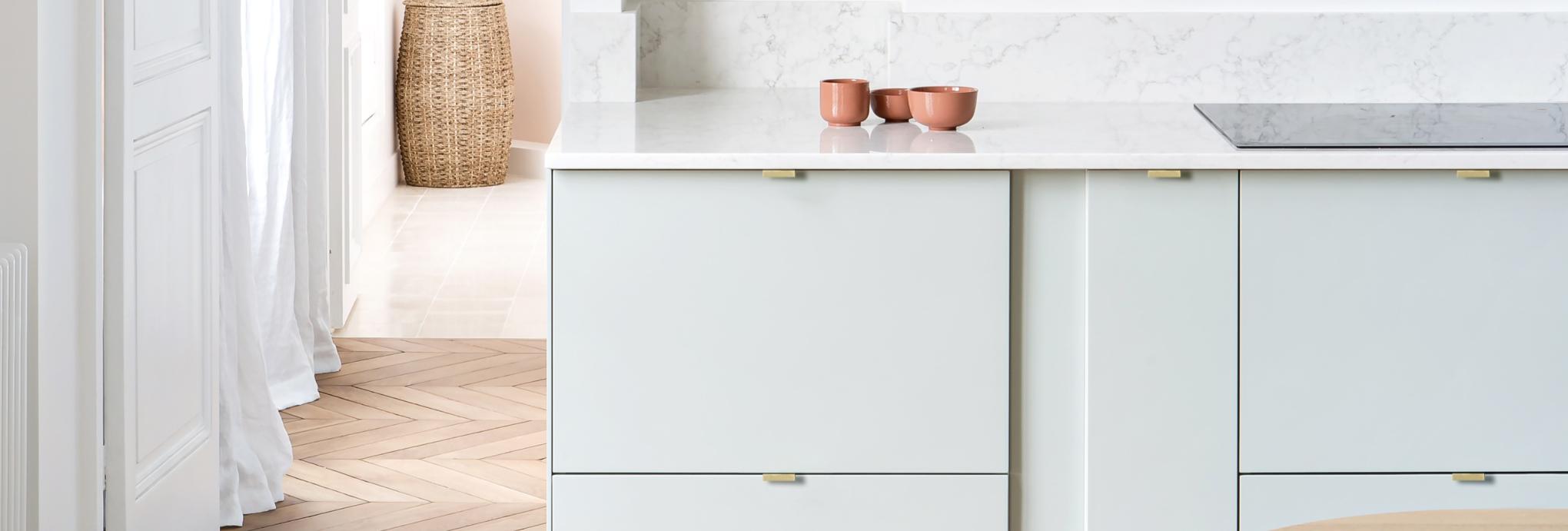Kitchen in Blue 01 - Lagon, marble countertop