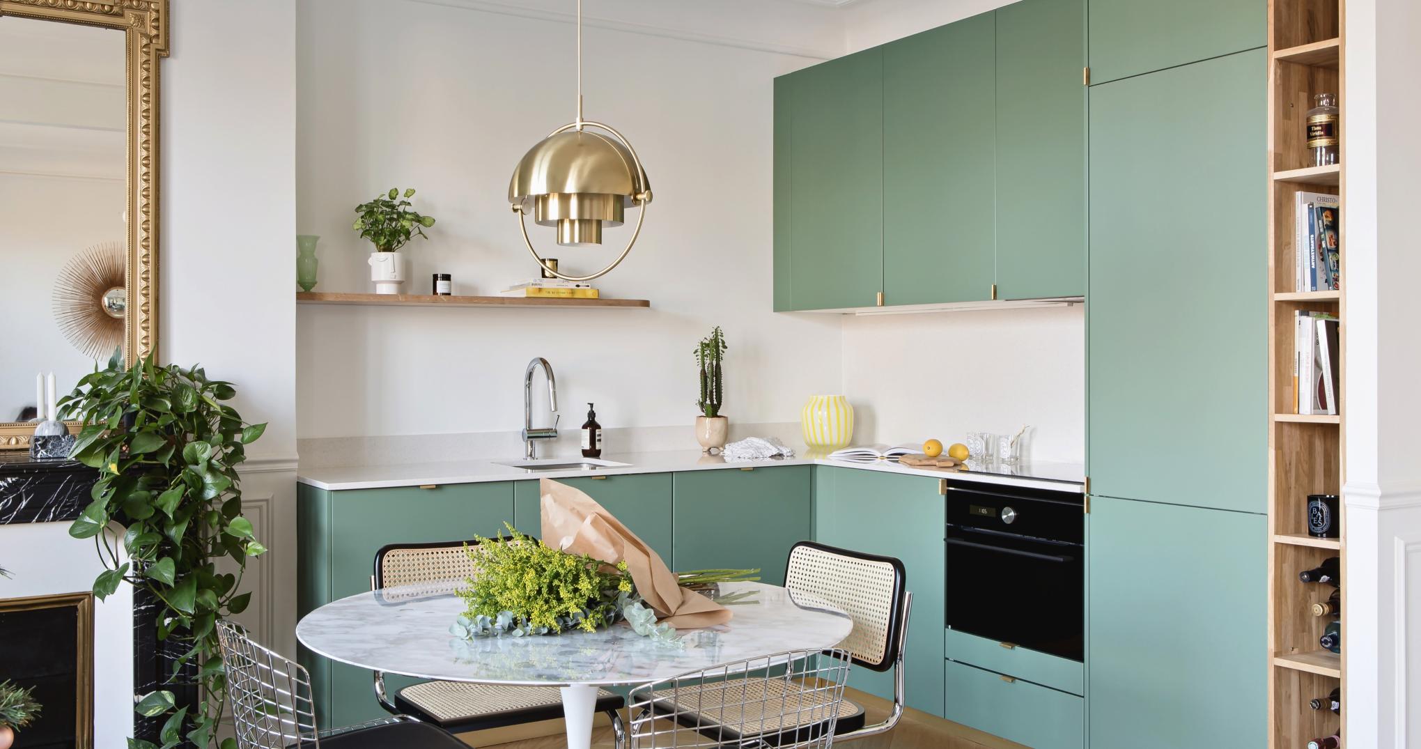 Eine Küche in Grün Vert de Gris  mit Messingdetails und schwebendem Regal in Natureiche