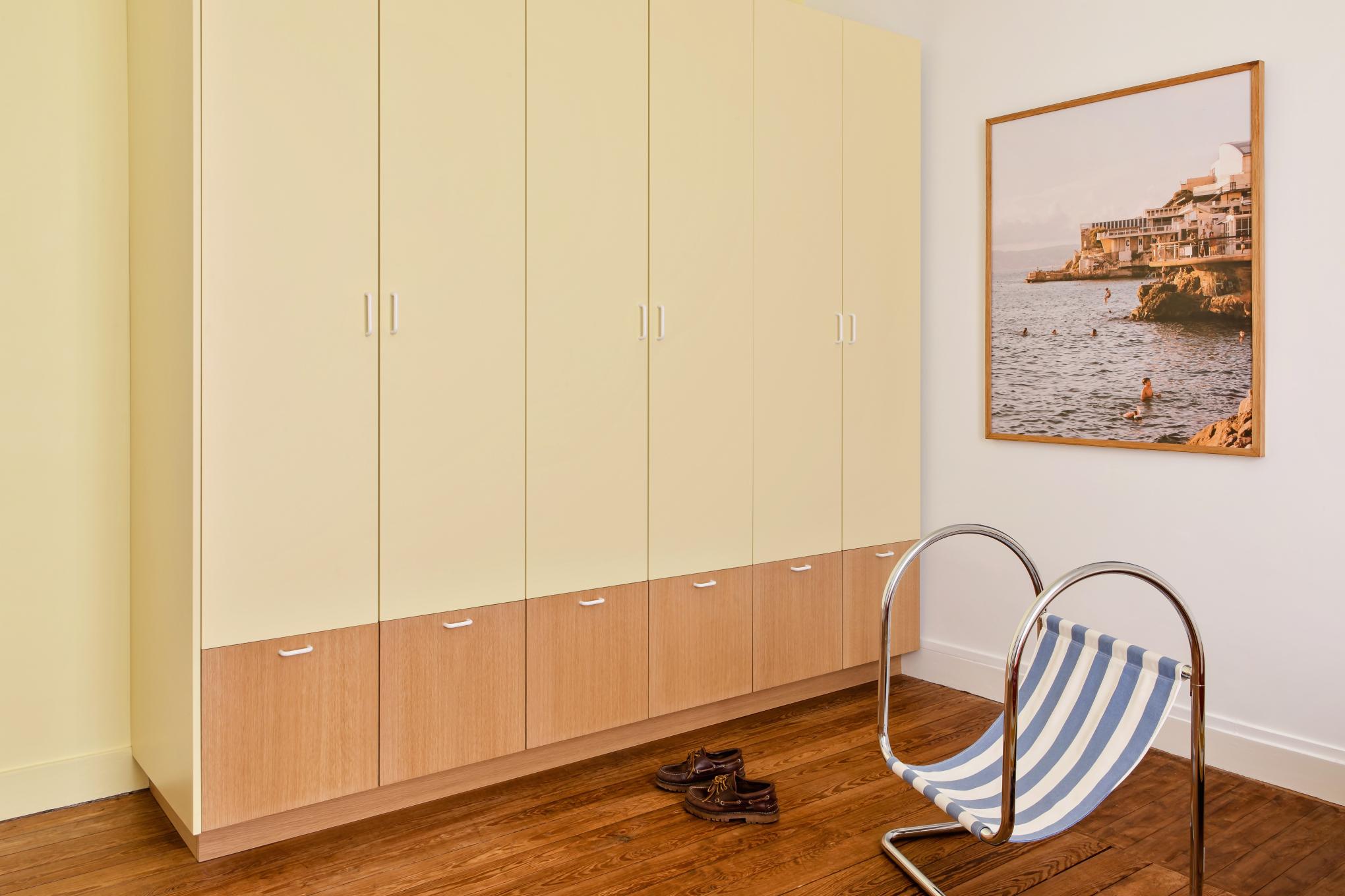 Zweifarbiger Kleiderschrank 2026