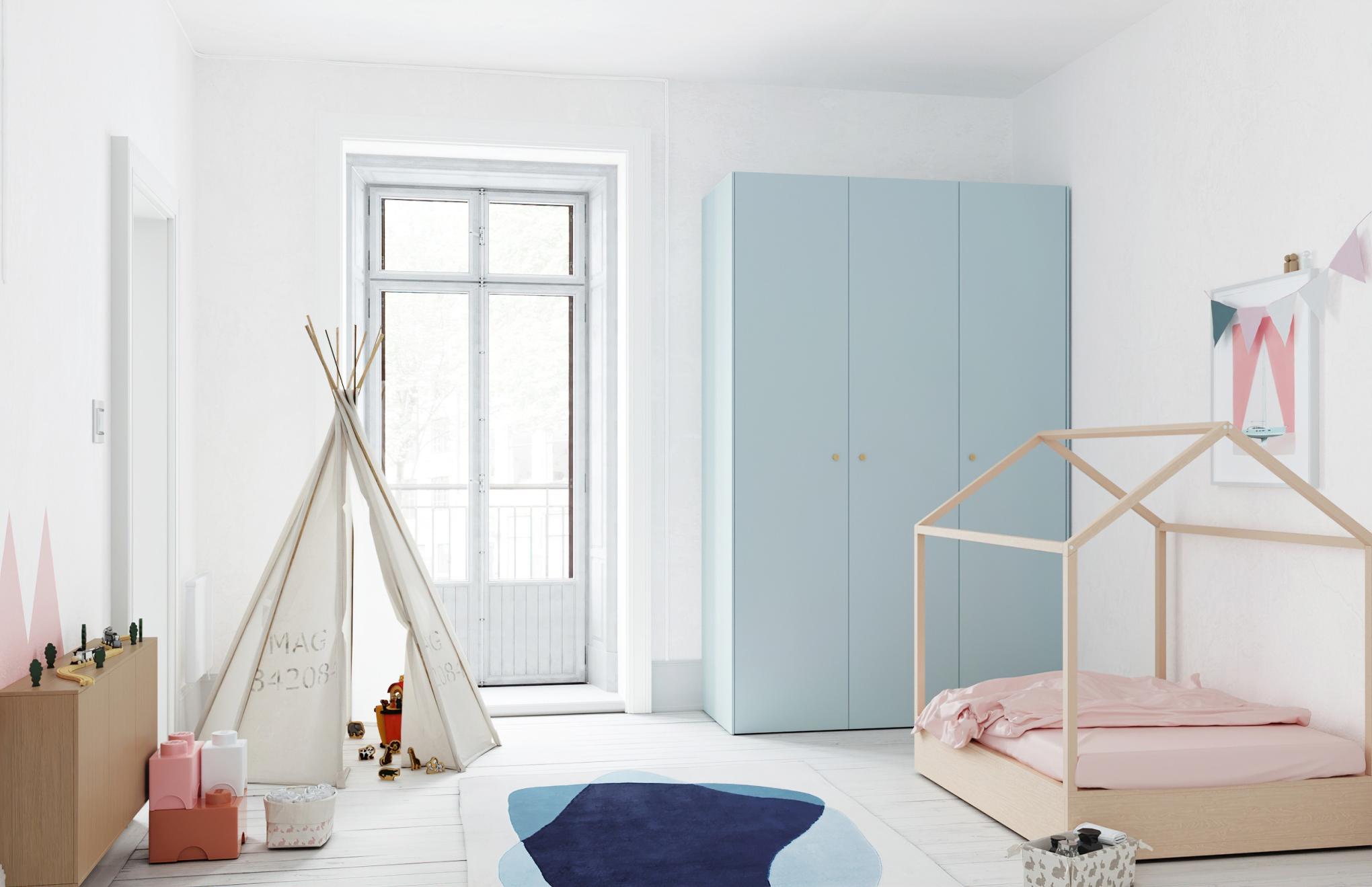 Kid's wardrobe in white oak