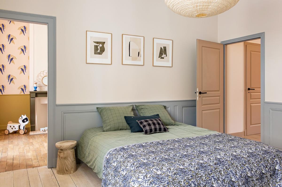 Hauptschlafzimmer mit gletscherblauen Wand-Verzierungen. 