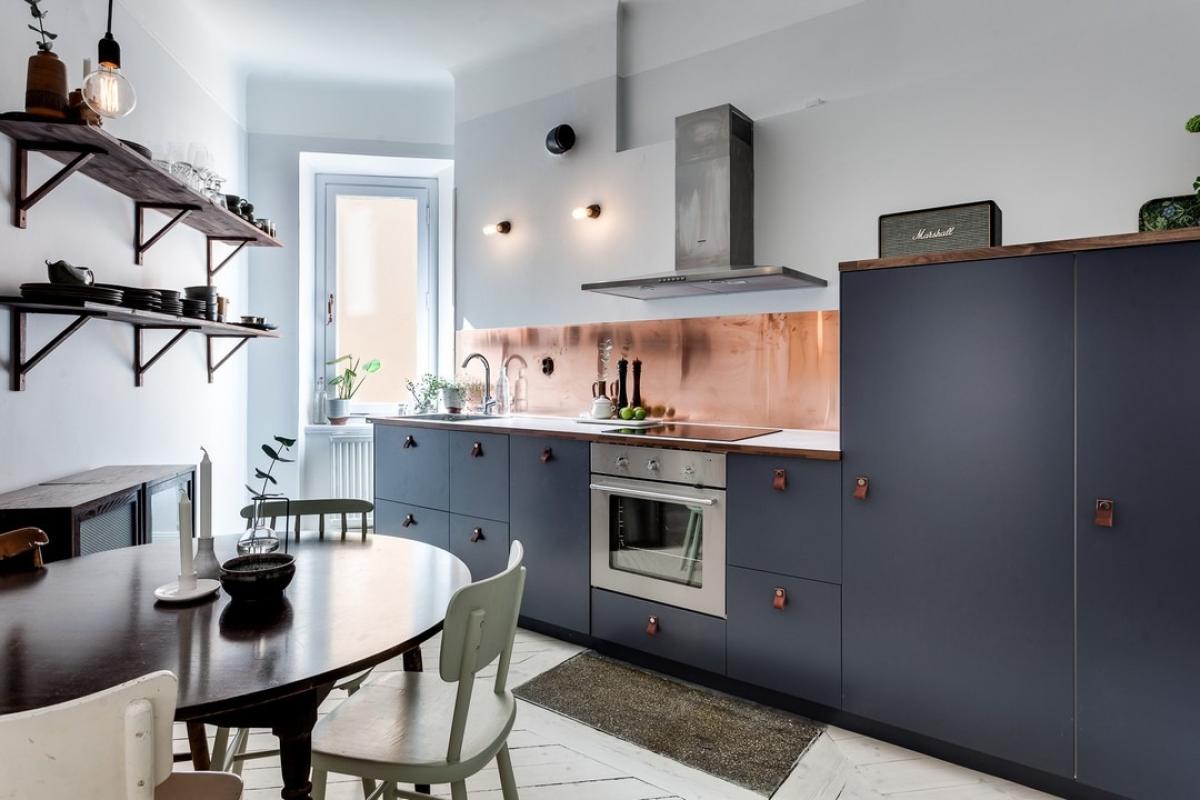 Kitchen in Blue 02 - Bleu nuit, copper splashback