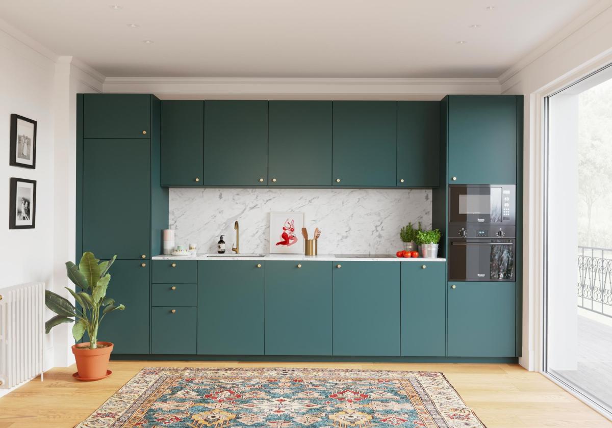 Projekt mit unseren glatten Fronten in Mattlack “Bleu paon”, Griffen Mini-Rond Messing