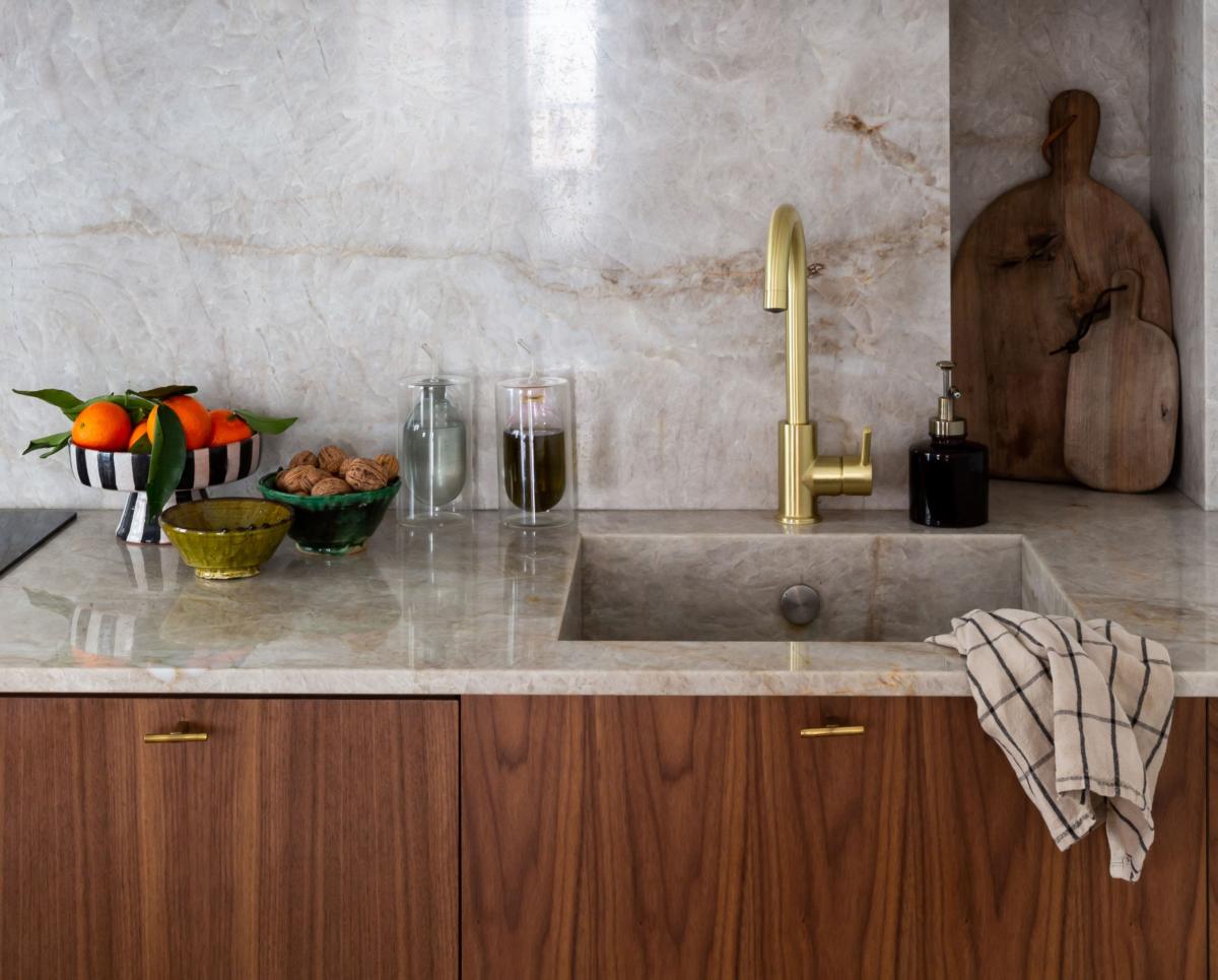 Kitchen in walnut, granite sink