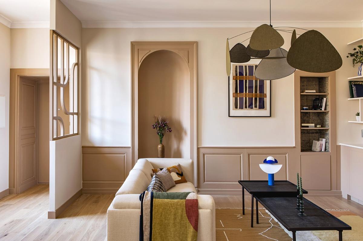 Offenes Wohnzimmer mit maßgefertigter Trenndwand
