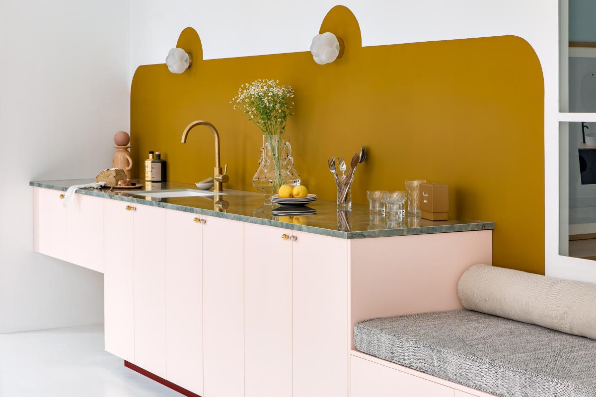 Cuisine Rose calcaire, Ocre et Tuile imaginée par Margaux Keller