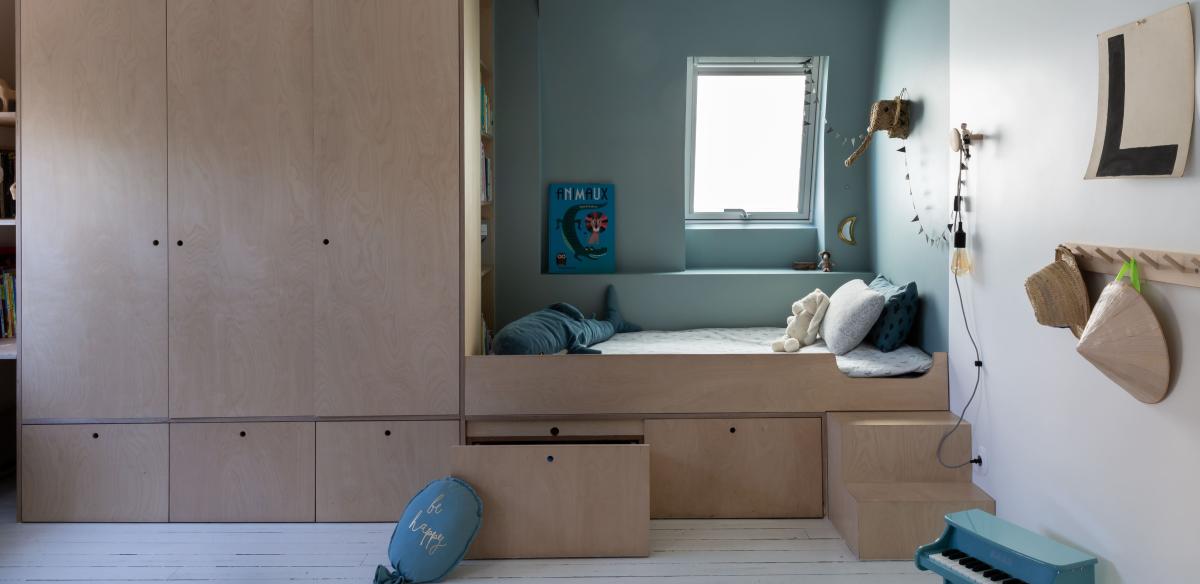 Lit podium bois clair peinture bleue
