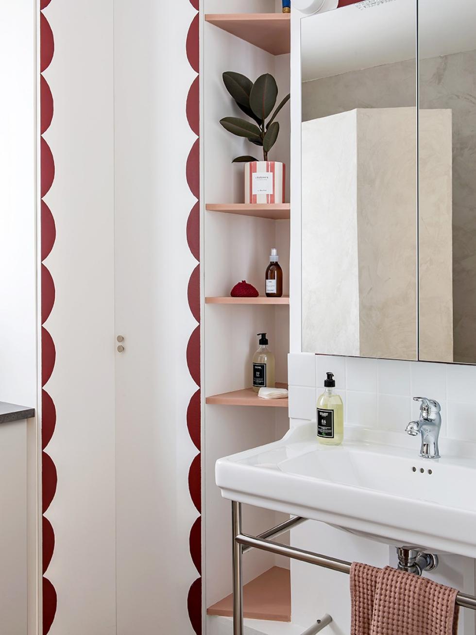 Kleines Badezimmer mit gewachstem Beton und farbigen Details in Tuile