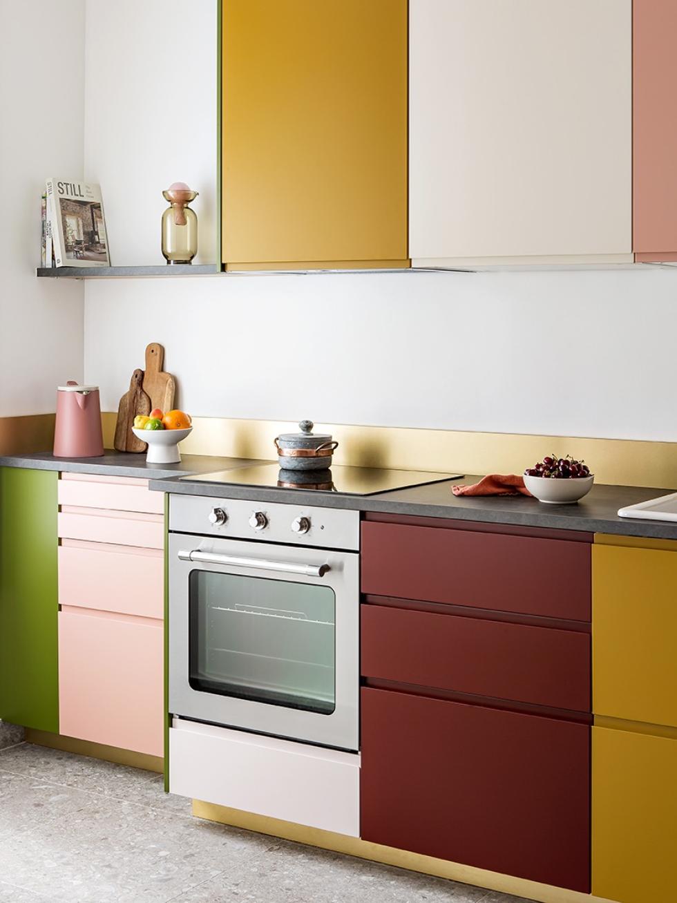 Arty Küche mit einer bunten Farbpalette