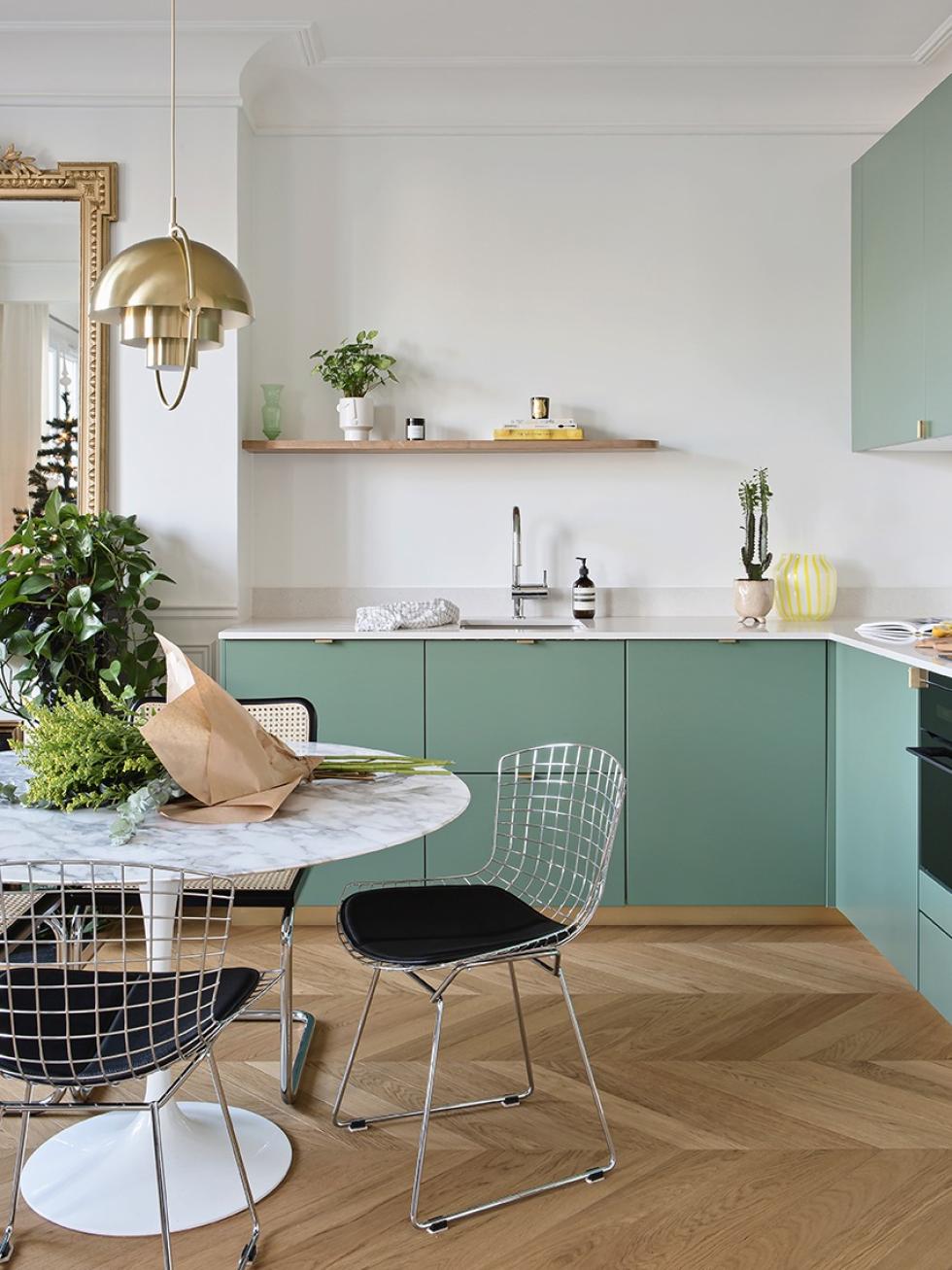 Küche in Grün Vert de Gris mit Aktzenten in Messing und einem abgerundeten Schweberegal in Eiche Natur