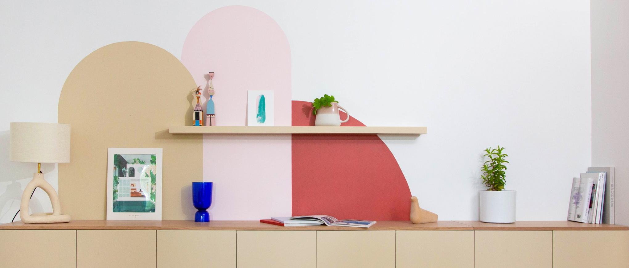 Plum-Projekt mit farbigen Wänden, das mit unseren mattlackierten Fronten in Beige 02 - Sable realisiert wurde